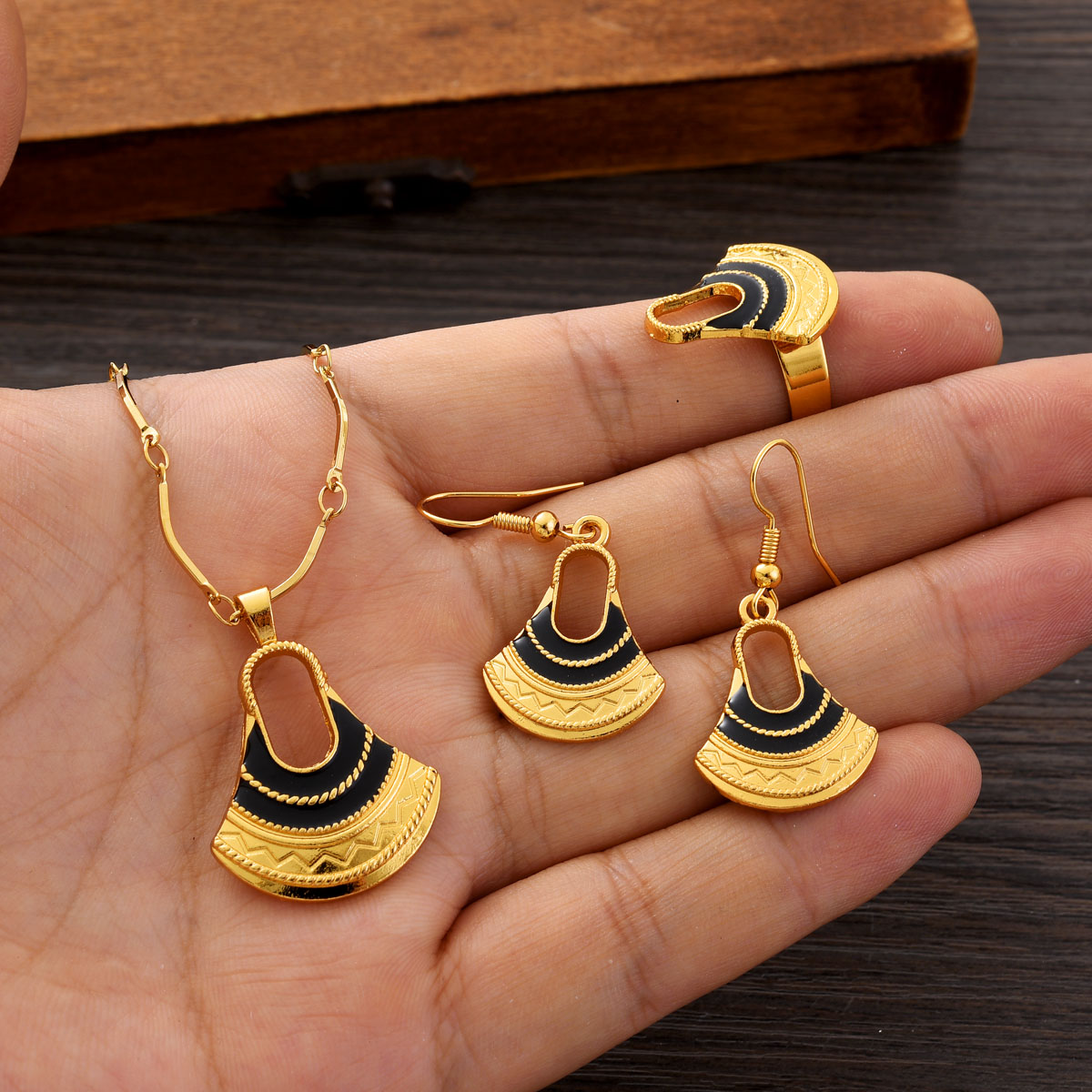 Ensemble de bijoux couleur or  - Women Accessories India avis et prix